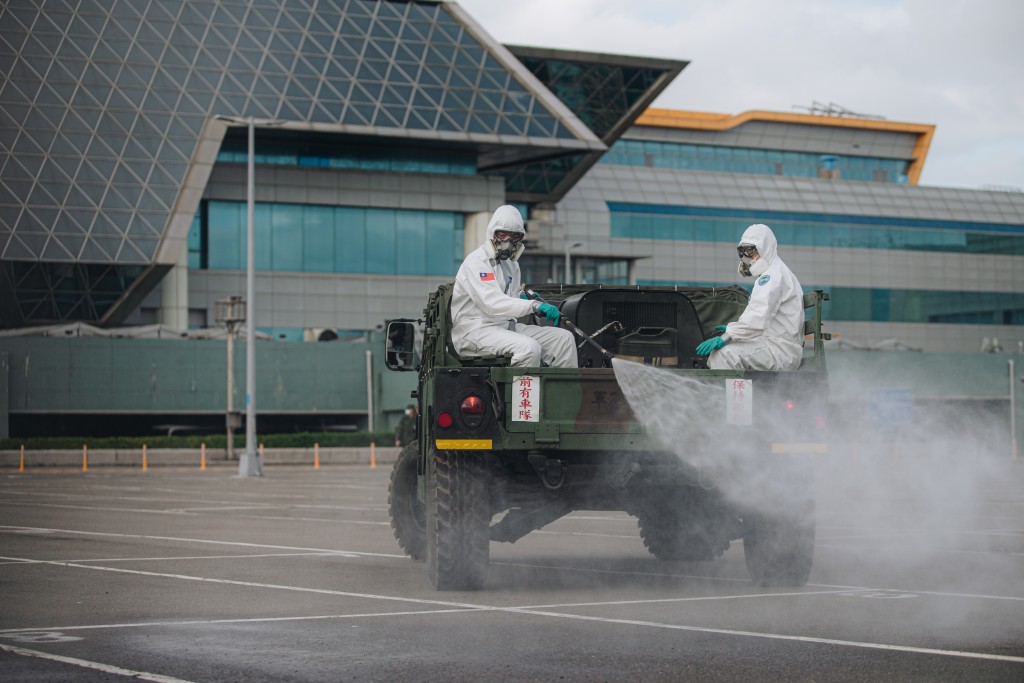 陸軍33化學兵群1月4日在桃園機場周邊進行消毒作業。(國防部提供)
