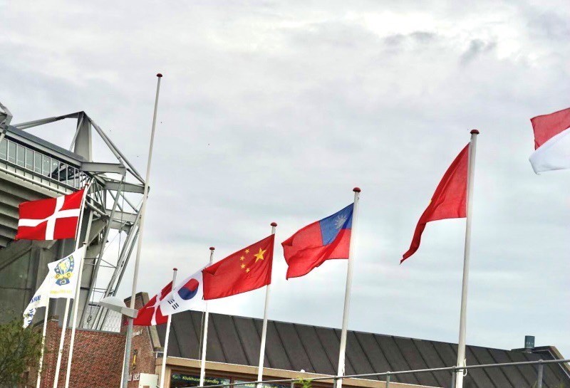 2019年8月1日，在丹麥邦比場館，台灣、中國國旗並立的畫面。（圖片來源：Hope/攝）
