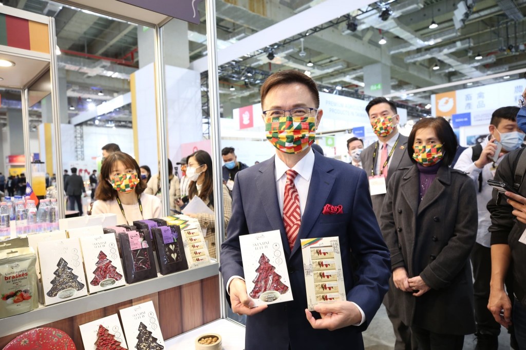 TAITRA Chairman James Huang at a food fair in Taipei in Dec. 2021. (Facebook, myTAITRA photo) 
