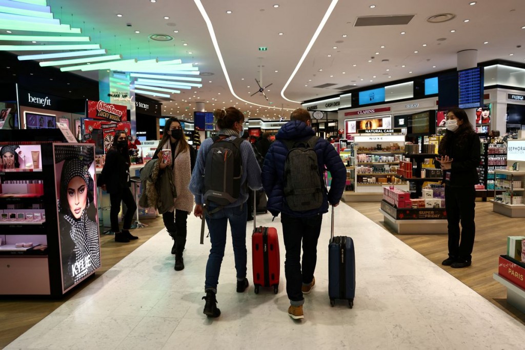  

Passengers walk inside a duty free shop at Paris Charles de Gaulle airport in Roissy-en-France near Paris, France, December 2, 2021. REUTERS/S...