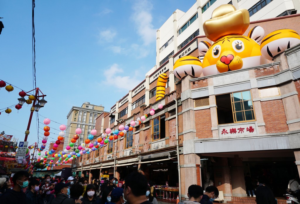 Taipei City's Dihua Street Lunar New Year market opens Saturday. 
