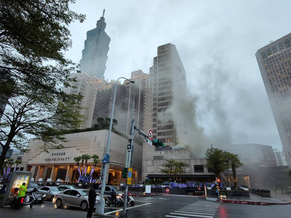 
台北市信義區君悅酒店17日下午發生火警，大樓濃煙密布，消防局獲報馳援撲滅火勢，幸未釀傷亡。（翻攝照片）
