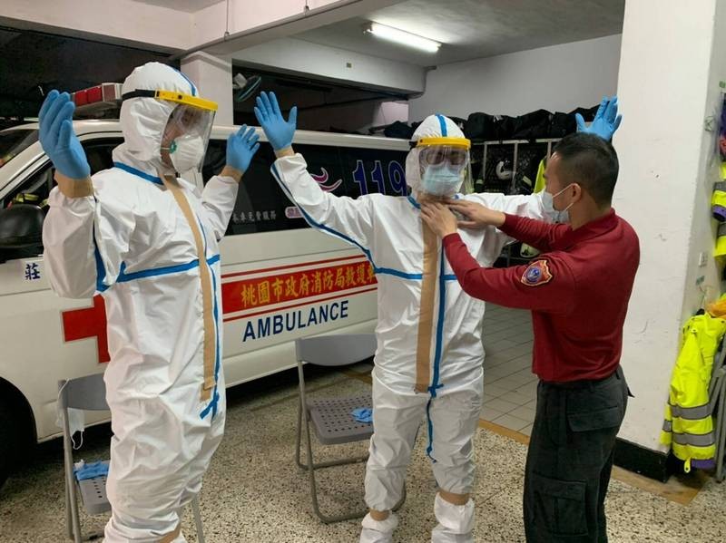 Paramedics having their PPE inspected. (Taoyuan Fire Department photo)
