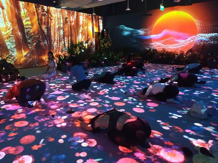 沉浸式互動光影展「離線時區」首場元宇宙瑜珈已於15日登場(圖/台灣英文新聞)
