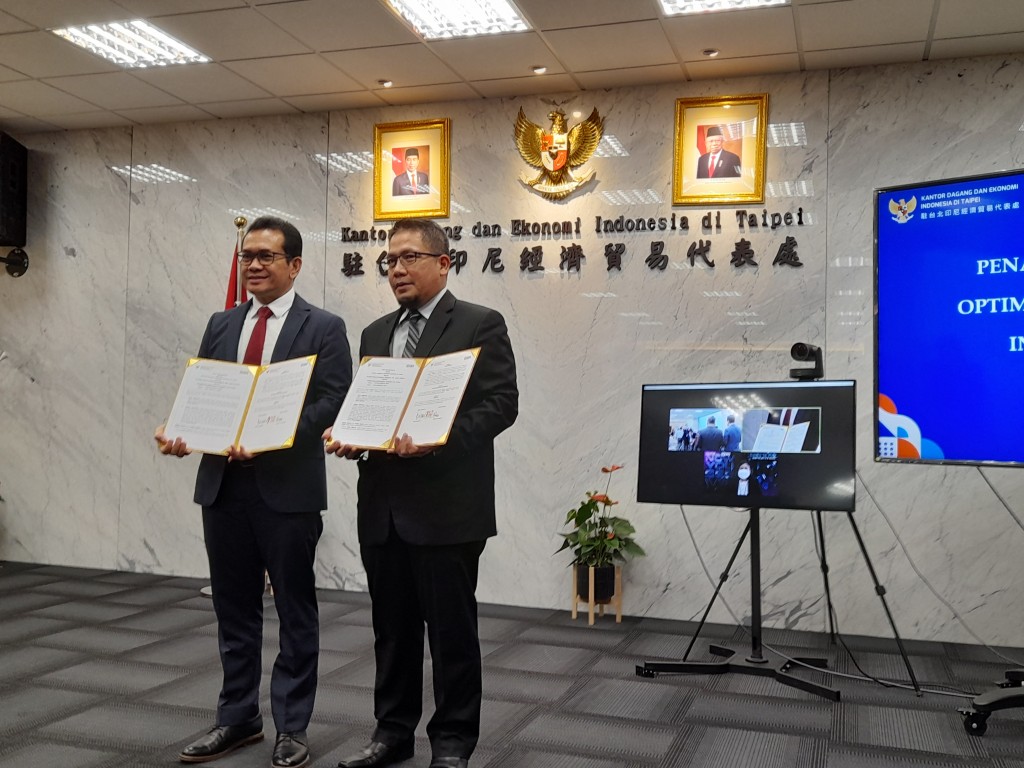 Indonesia representative to Taiwan Budi Santoso (left) and Bank Rakyat Indonesia General Manager Endry Supriadi, displaying MOU&nb...