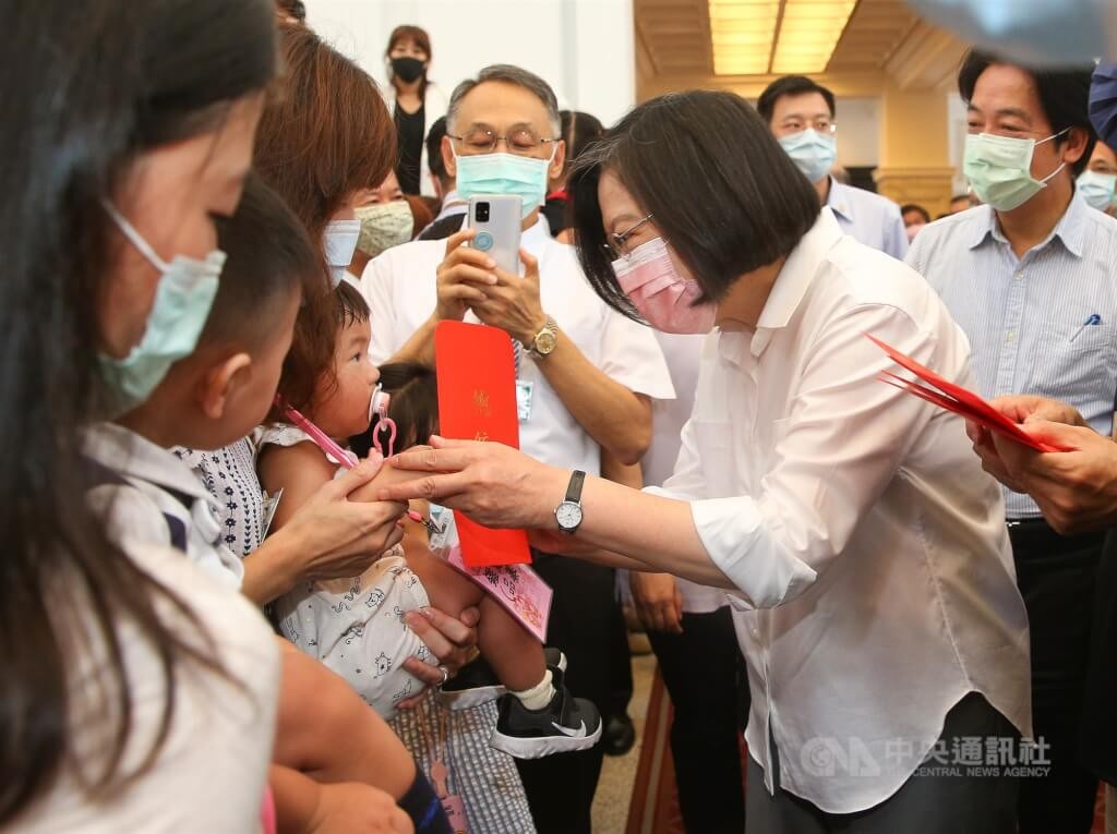 President Tsai Ing-wen (front right) and Vice President Lai Ching-te (rear right) handing out red envelopes. 

