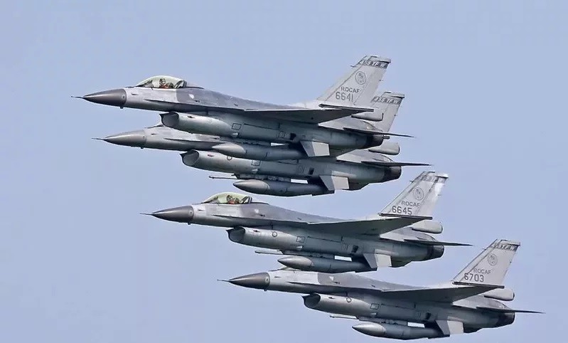 Squadron of Taiwan Air Force F-16s flying in tight formation. (Taiwan Air Force photo)
