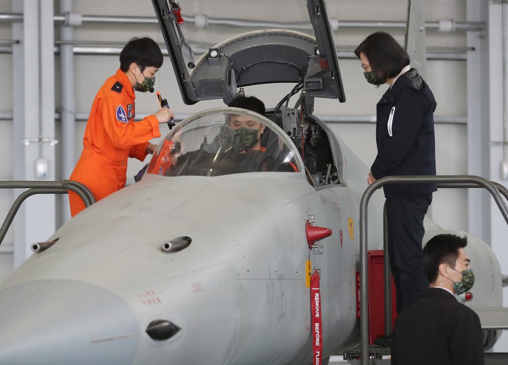 President Tsai Ing-wen (right) inspecting a new ejection seat in an F-5 jet Friday. 
