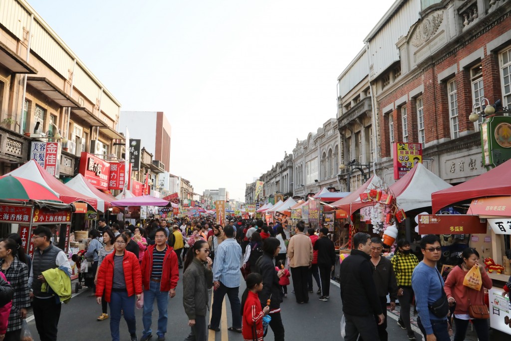 The Xinhua Lunar New Year Specialties Market draws large crowds. (Tainan City Government photo)
