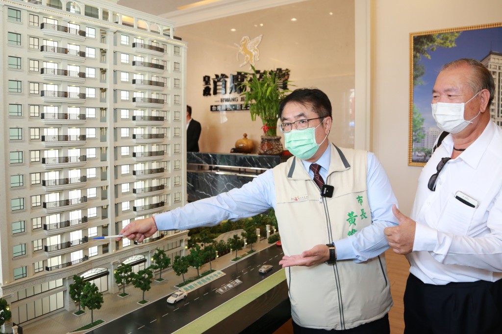 Tainan Mayor Huang Wei-che examines model of condo, one of two jackpots of Tainan Shopping Festival lottery. (Tainan City Government photo)
