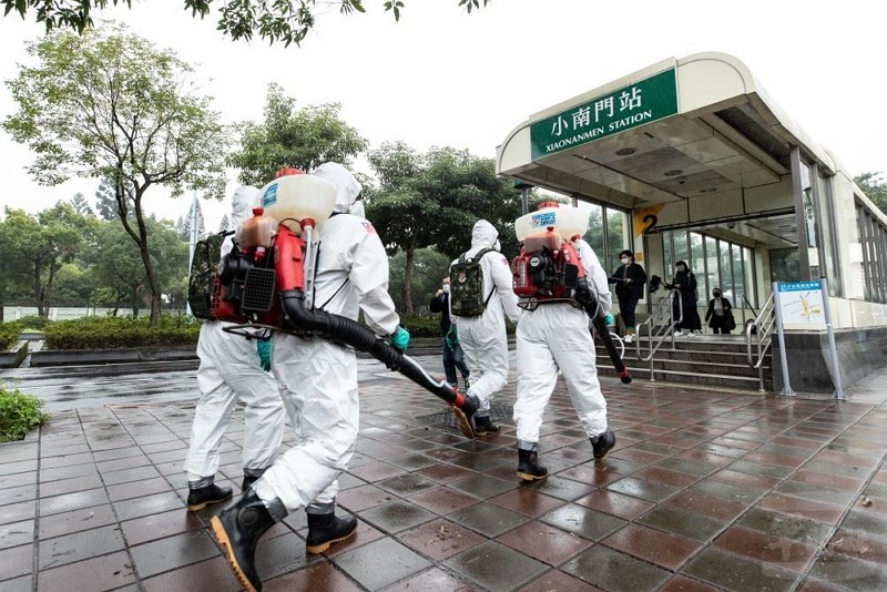 Army’s 33rd Chemical Corps troops disinfect Taipei Metro. (Military News Agency)
