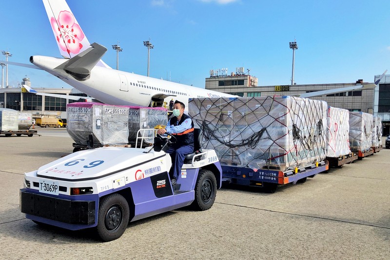 Moderna doses being unloaded from China Airlines plane. (CNA photo)
