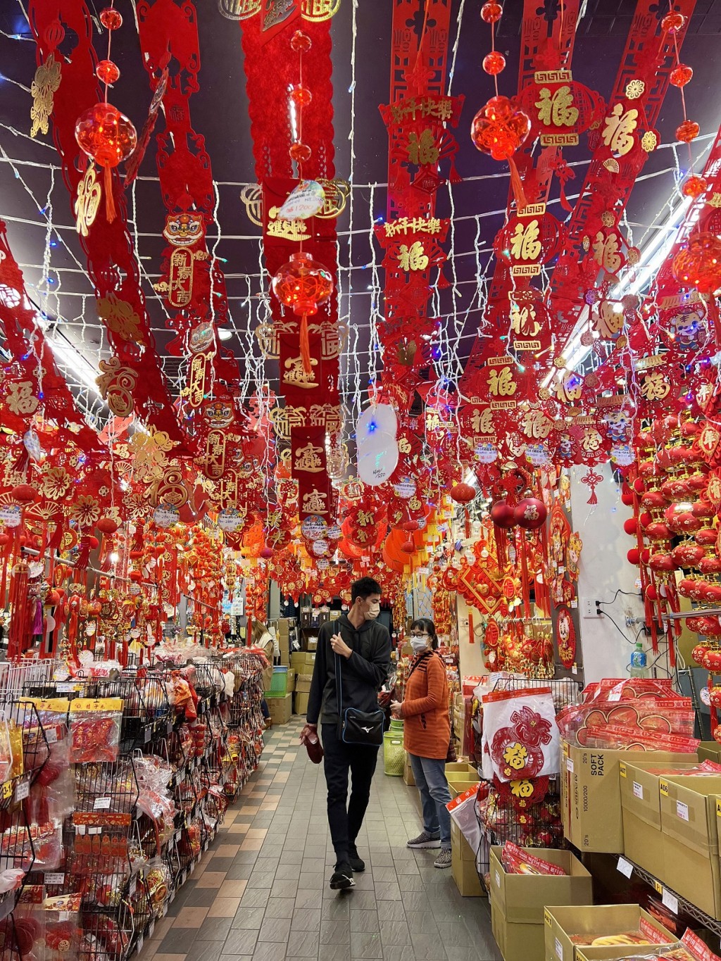 
示意圖為台北市商家為迎接農曆春節，掛滿各式各樣春聯及應景飾品，整間店面充滿大紅色的喜氣。中央社
