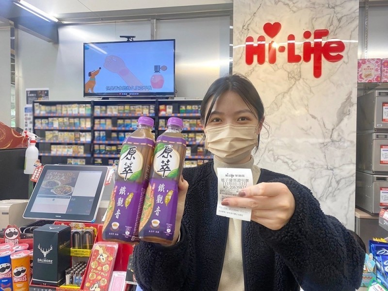 Woman holding up two bottles of tea and winning receipt at Hi-Life store in Miaoli County. (Hi-Life photo)

