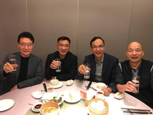 Four KMT leaders hold up their glasses for a group photo. (Facebook, Han Kuo-yu photo)
