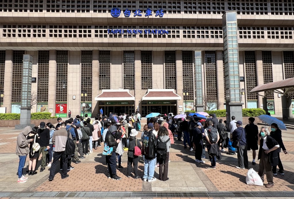 Lining up for COVID vaccines outside Taipei Railway Station on Jan. 27. 

