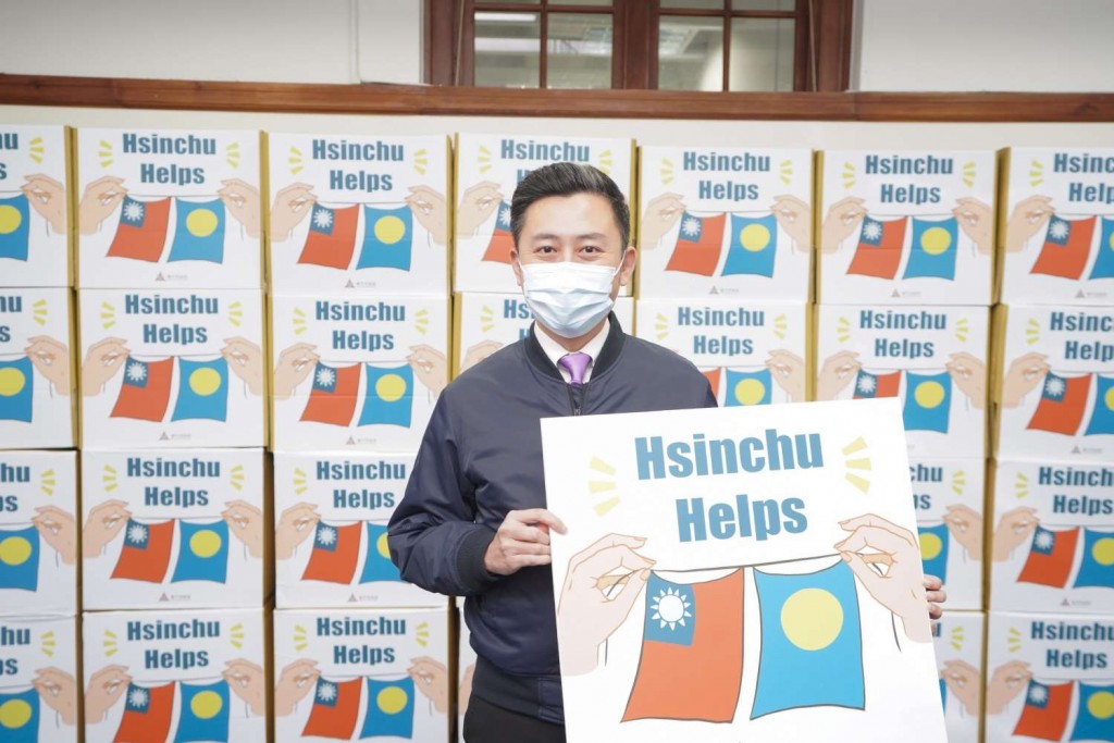 Hsinchu City Mayor Lin Chih-chien stands next to donated masks. (Hsinchu City Government photo)
