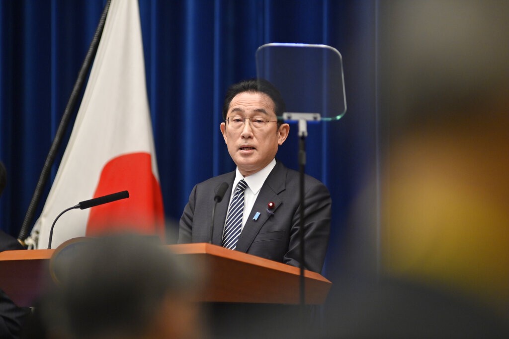 日本首相岸田文雄（圖）17日在首相官邸舉行記者會，宣布逐步放寬邊境管制框架。(美聯社）　
