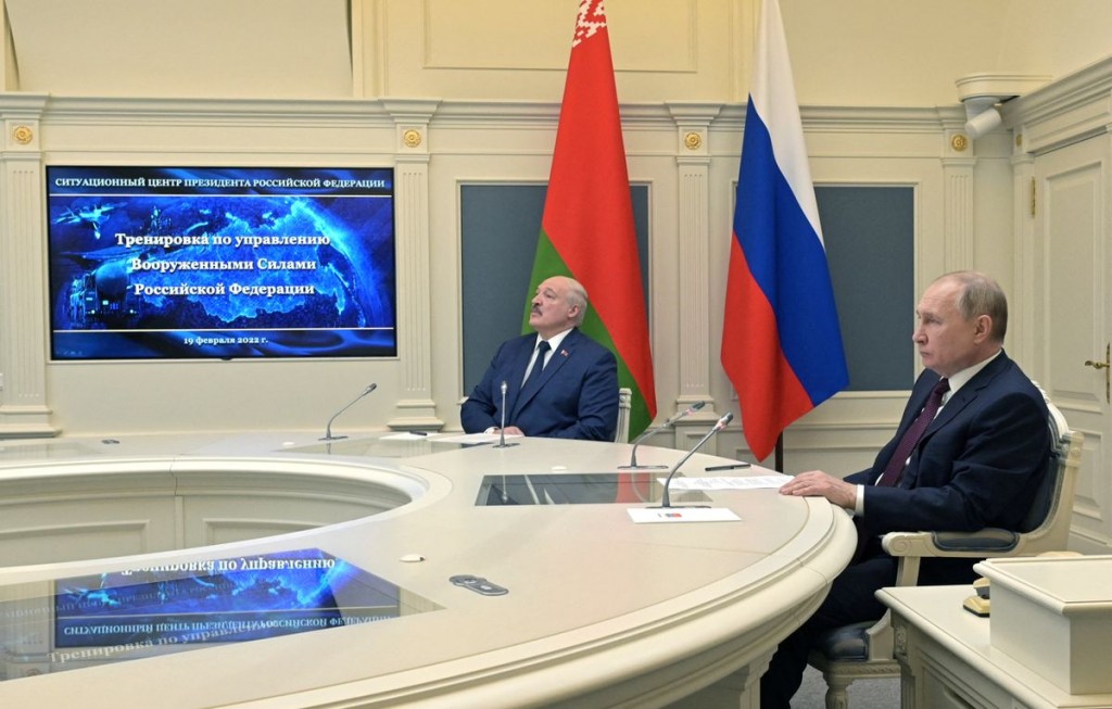蒲亭在克里姆林宮的戰情室中，與來訪的白俄羅斯總統魯卡申柯(Alexander Lukashenko)一起觀看了演習。（圖/路透社）
