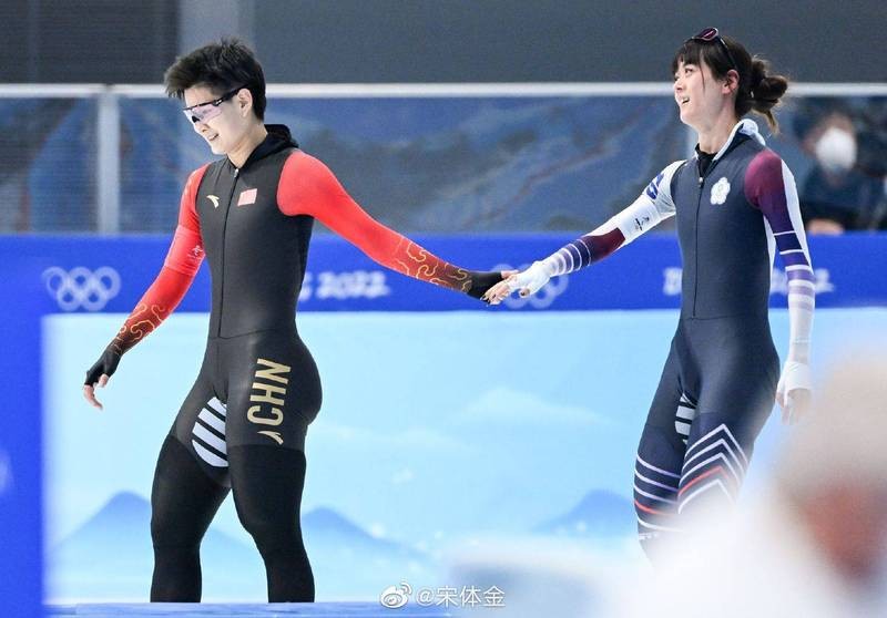 Chinese competitor Jin Jingzhu (left ) holds Huang Yu-ting's hand. (Weibo image)

