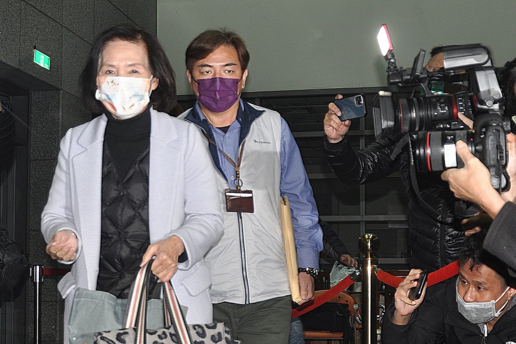 Yilan County Commissioner Lin Tzu-miao (left) has been released on bail. 
