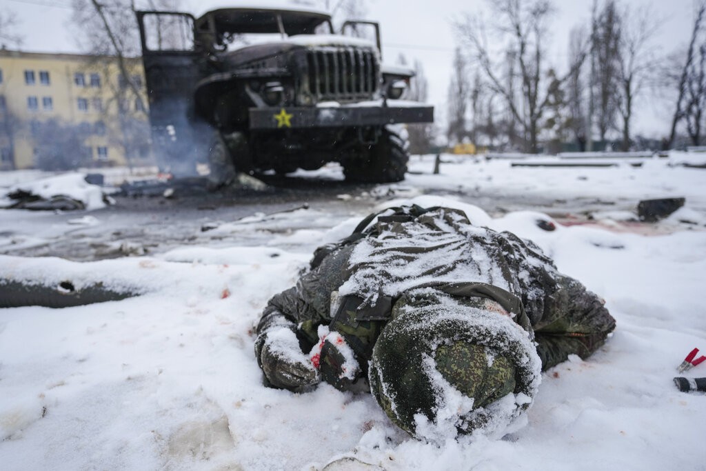 圖為一名疑似在烏克蘭戰死的俄國軍人, 屍體被積雪覆蓋, 旁邊則有一輛遭摧毀的火箭發射車。烏克蘭國防部25日表示，俄羅斯出兵以來, 至少已有...