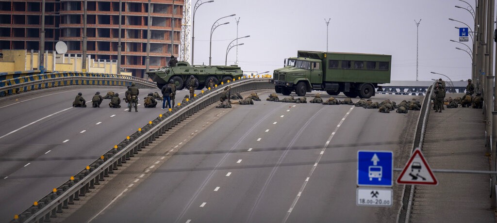 烏克蘭軍人2月25日在首都基輔一座橋上部署,準備迎戰進逼的俄軍 (美聯社)
