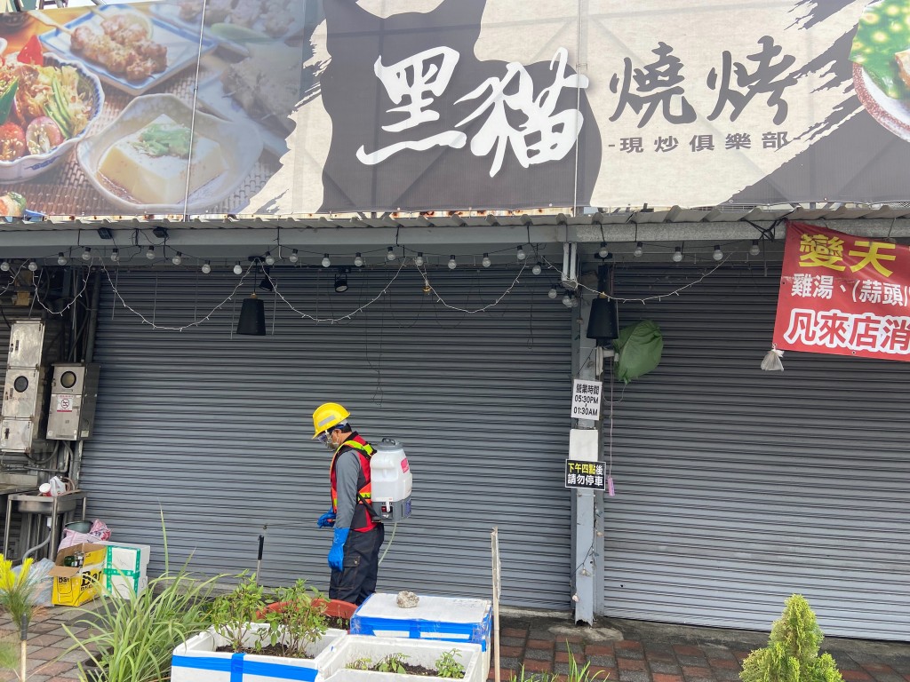 Disinfecting Taichung restaurant visited by local COVID case. (Taichung City Government photo)
