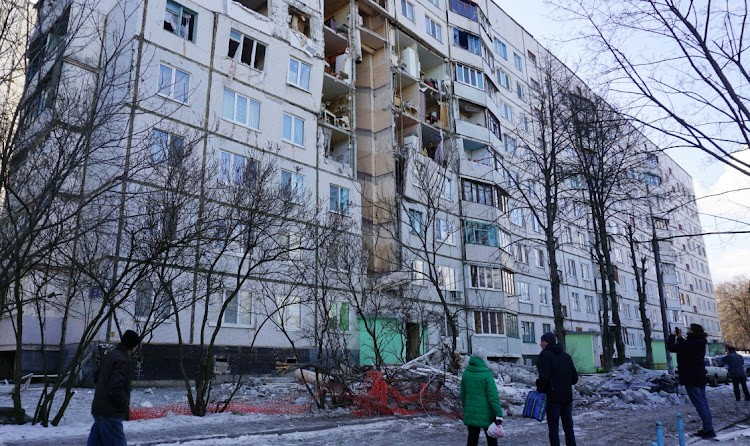 烏克蘭哈爾科夫2月27日一棟住宅樓被俄羅斯軍方火箭砲擊中。（圖/路透社）
