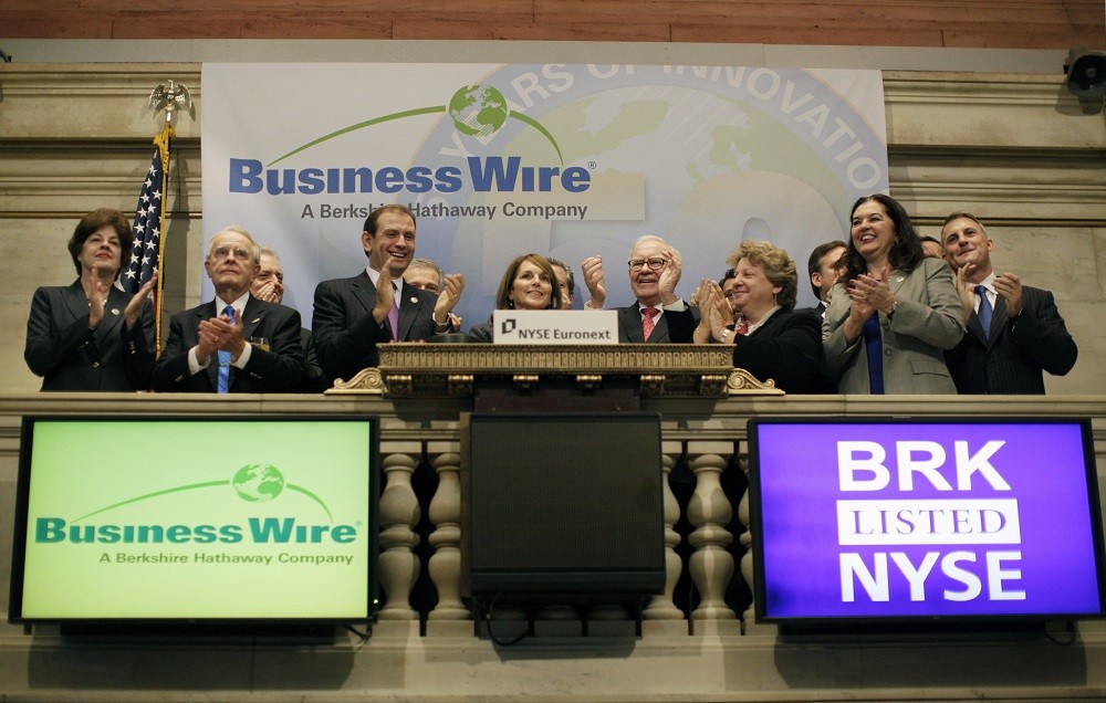 圖為股神巴菲特（中右, 白髮紅領帶者）2011年為紐約股市開盤敲鐘（路透）
