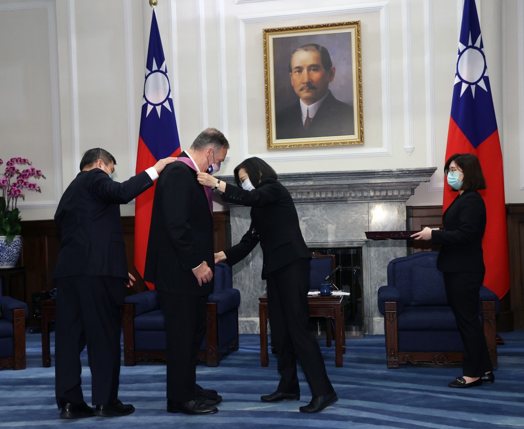 President Tsai Ing-wen (third left) awards the Order of Brilliant Star to former U.S. Secretary of State Mike Pompeo (second left).
