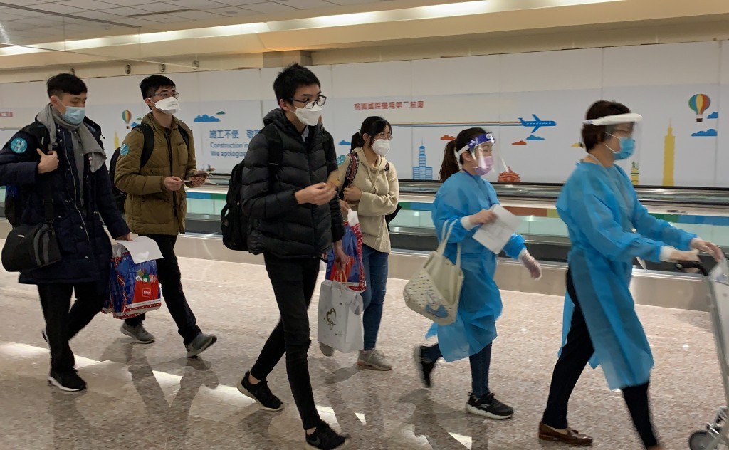6名旅居烏克蘭台人與4名留學生受困土爾其機場，今（3）日下午終於返抵台灣桃園國際機場。（圖／中央社）
