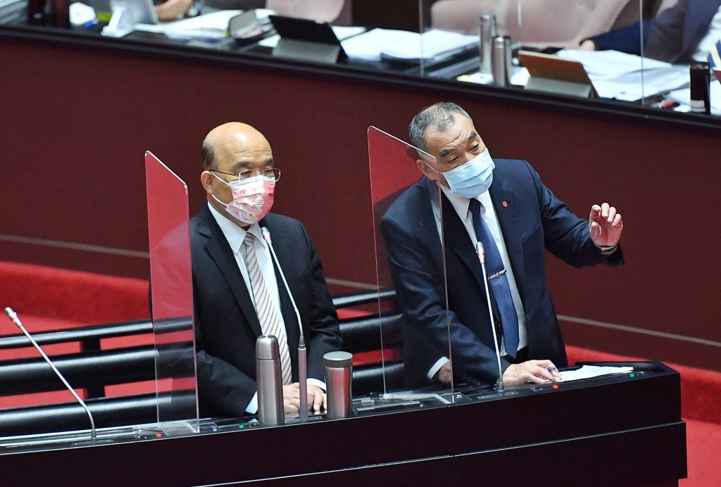 Premier Su Tseng-chang and Defense Minister Chiu Kuo-cheng at the Legislative Yuan.
