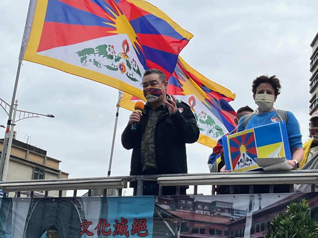 Tiananmen student leader Wu'er Kaixi and Ukrainian resident Yulia Koroleva at Saturday's Tibet protest in Taipei. 
