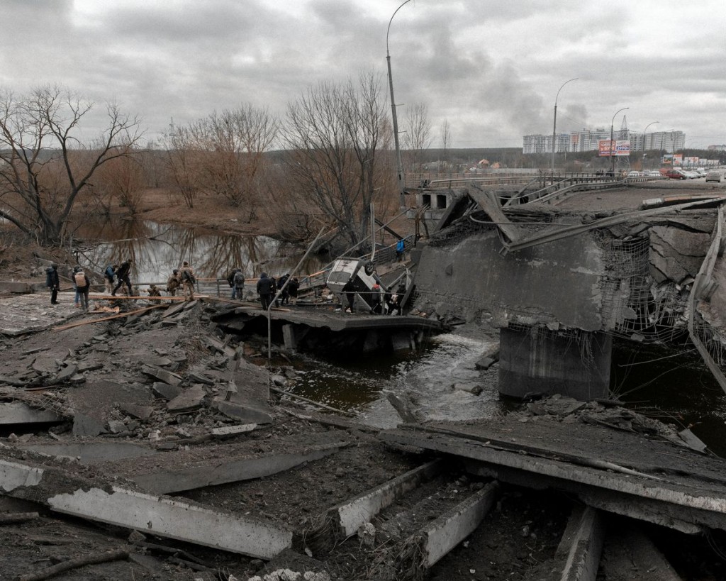 基輔西郊城市伊爾平（Irpin）的橋墩被俄軍炸毀。（圖/路透社）
