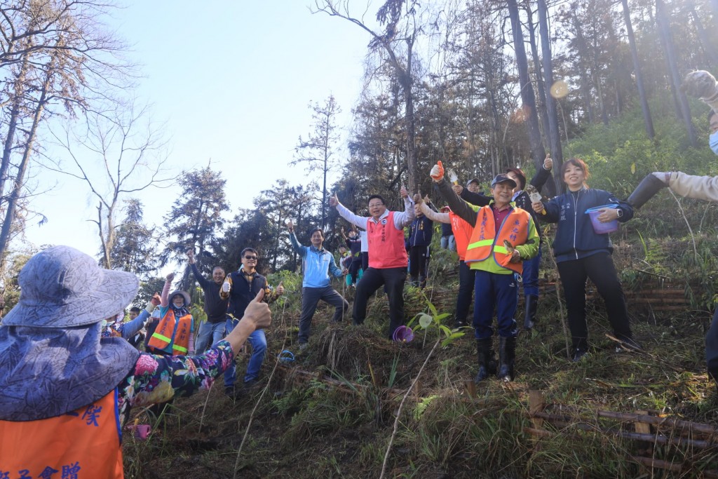 Nearly 100 volunteers joined a campaign to plant trees and rehabilitate the local forest in Yuchi Township. (Facebook, Lin Chi-fan photo)
