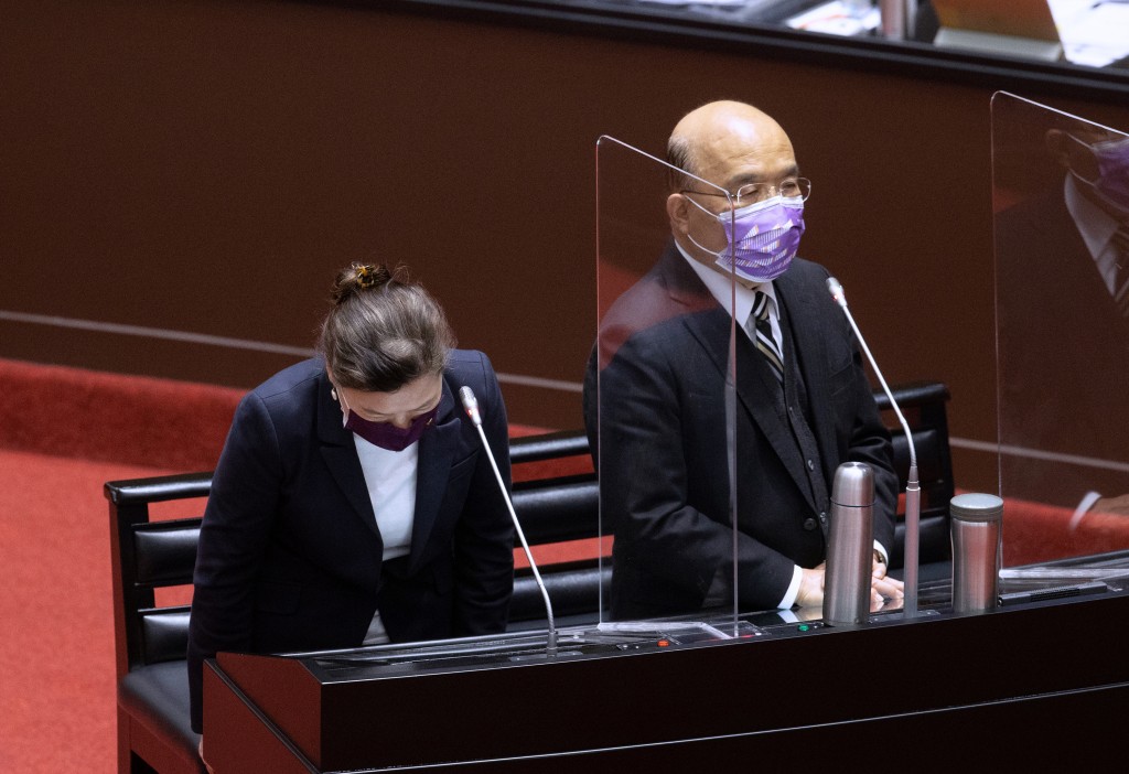 
經濟部長王美花（左）今赴立院備詢 為303大停電鞠躬致歉。
