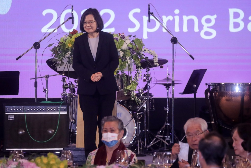 
外交部10日在台北美福大飯店舉辦新春聯歡晚會，總
統蔡英文（後）應邀出席與會，向各國使節及與會來
賓致意。
