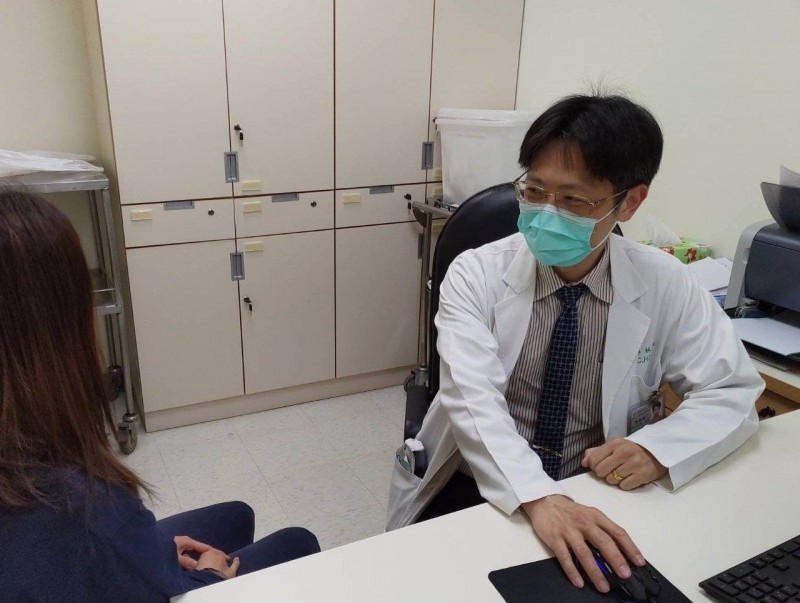
林嘉鴻醫師(右)完成台灣也是全球首度針對第1型糖尿病患，以建立家族病史模式的大規模研究(林口長庚醫院提供)
