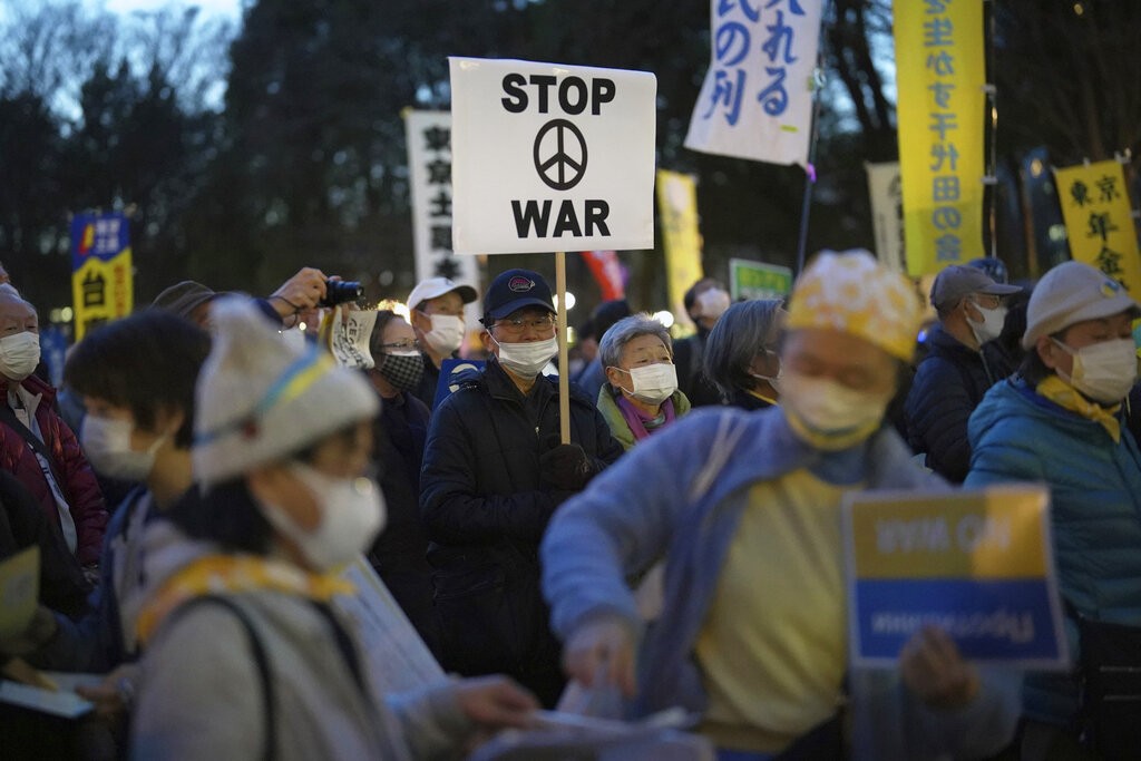 日本東京11日舉行反戰遊行, 抗議俄羅斯入侵烏克蘭 (美聯社) 
