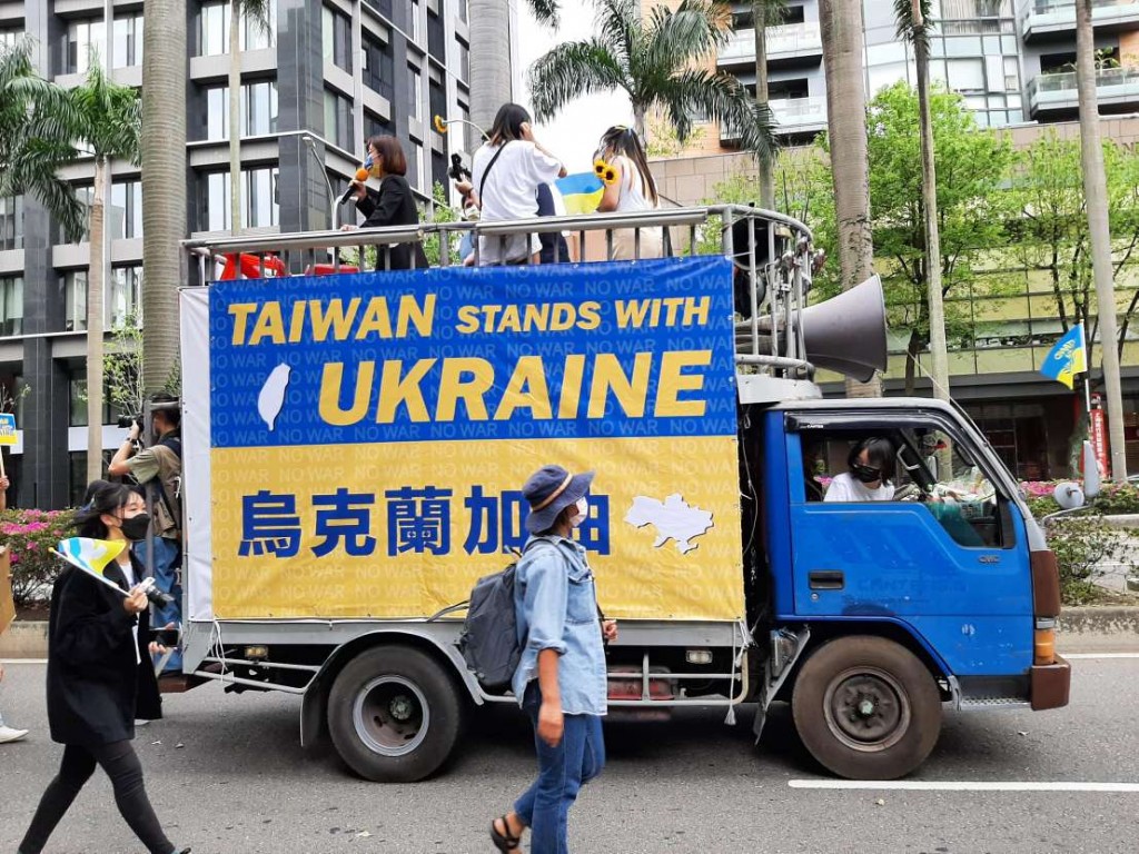 台灣聲援烏克蘭和平大遊行。台灣民眾13日走上街頭聲援烏克蘭。 （圖／台灣英文新聞 華武傑攝影）
