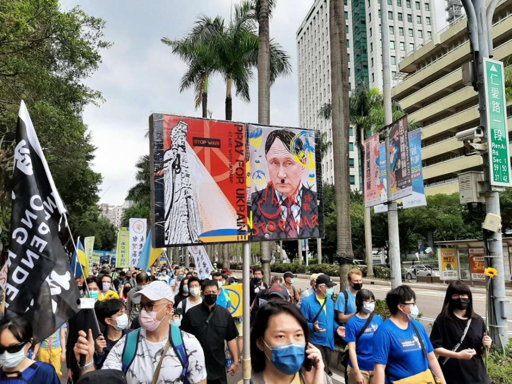 台灣聲援烏克蘭和平大遊行。台灣民眾13日走上街頭聲援烏克蘭。 （圖／台灣英文新聞 華武傑攝影）
