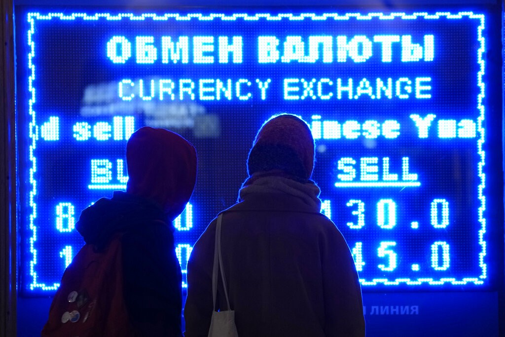 圖為俄羅斯聖彼得堡匯率看板 (美聯社3月1日照片) 
