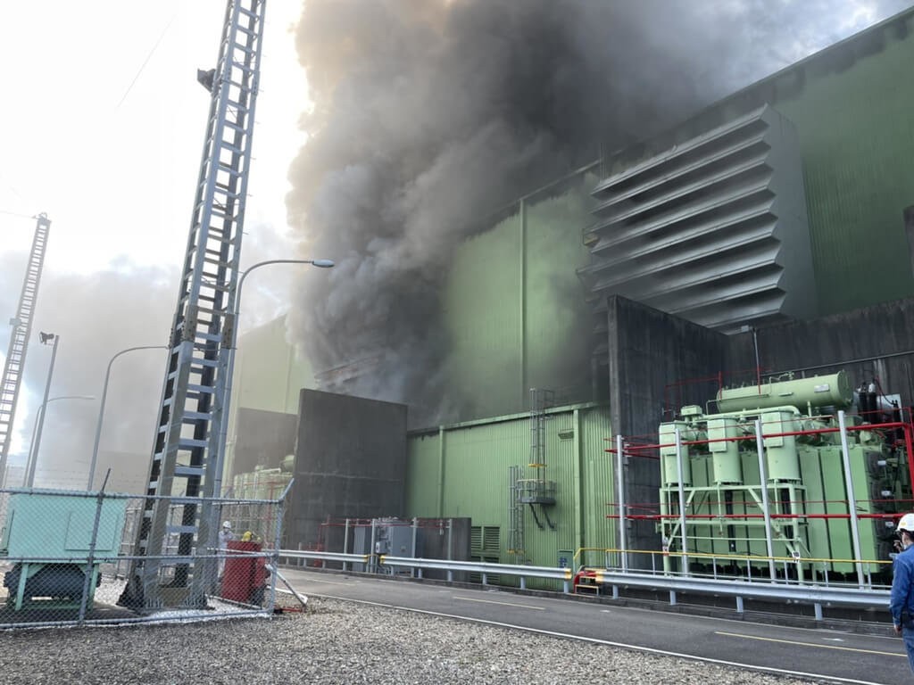位於關西鎮的新桃電力股份有限公司發生火警，消防局已派共18車、43人前往搶救。（新竹縣消防局提供）
