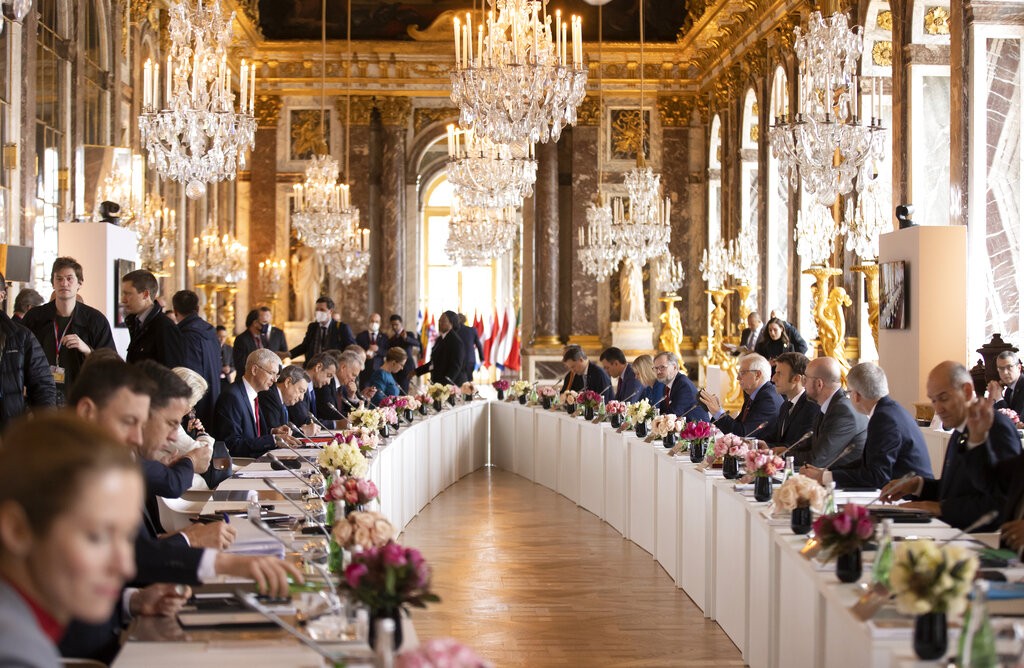 歐洲各國領袖3月11日在巴黎凡爾賽宮集會, 決定針對俄國入侵烏克蘭行動, 加強對俄羅斯施壓及制裁 (美聯社)

