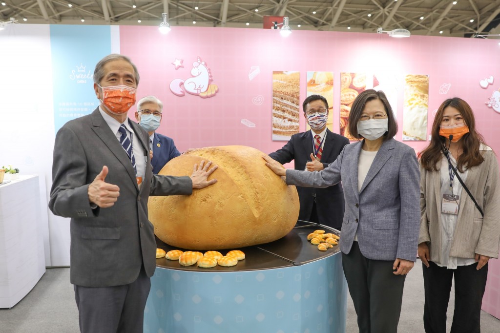 蔡總統於療癒麵包坊感受Q彈巨型麵包。（2022台北國際烘焙暨設備展提供）
