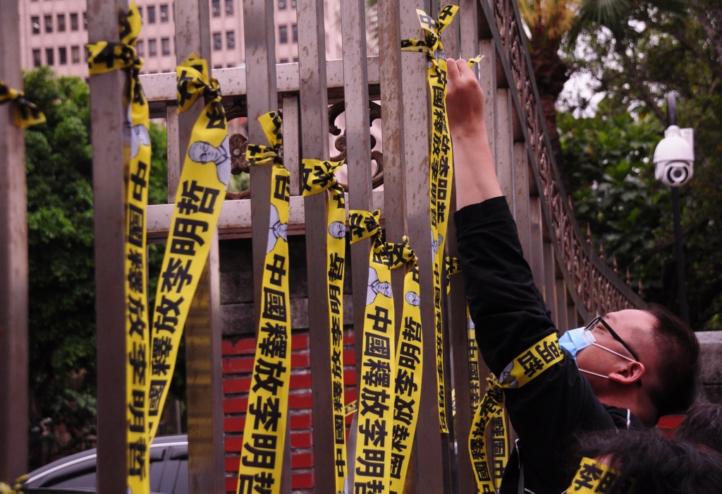 Activists in Taipei call on China to free Taiwanese human rights worker Lee Ming-che at the end of his prison term. 
