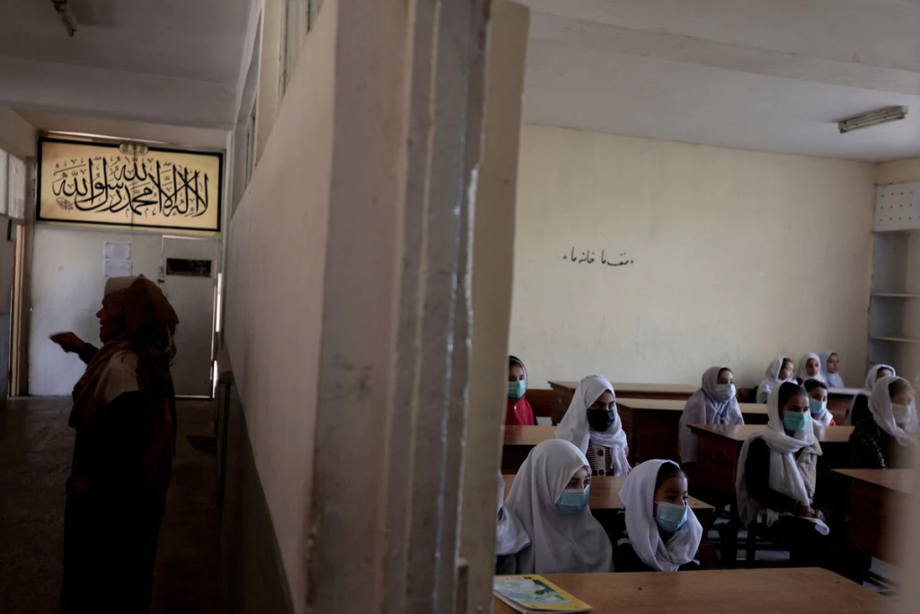 阿富汗女孩們於 2021 年 10 月 25 日在阿富汗喀布爾上課。（圖/路透社）
