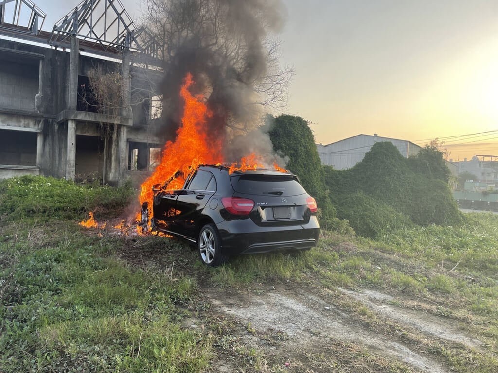 An officer killed a woman in a hit-and-run accident involving drunk driving, and then set his car on fire, Miaoli police say.
