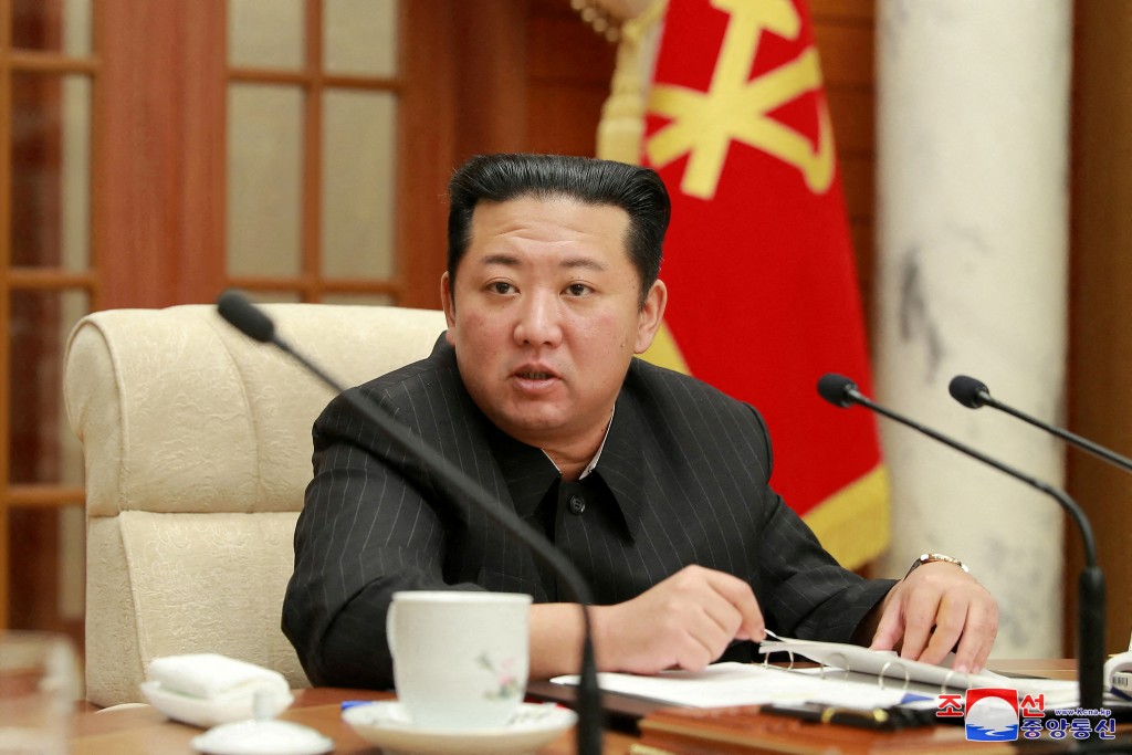 北韓領導人金正恩今（2022）年1月19日參加北韓勞動黨政治局會議照片。（路透社）
